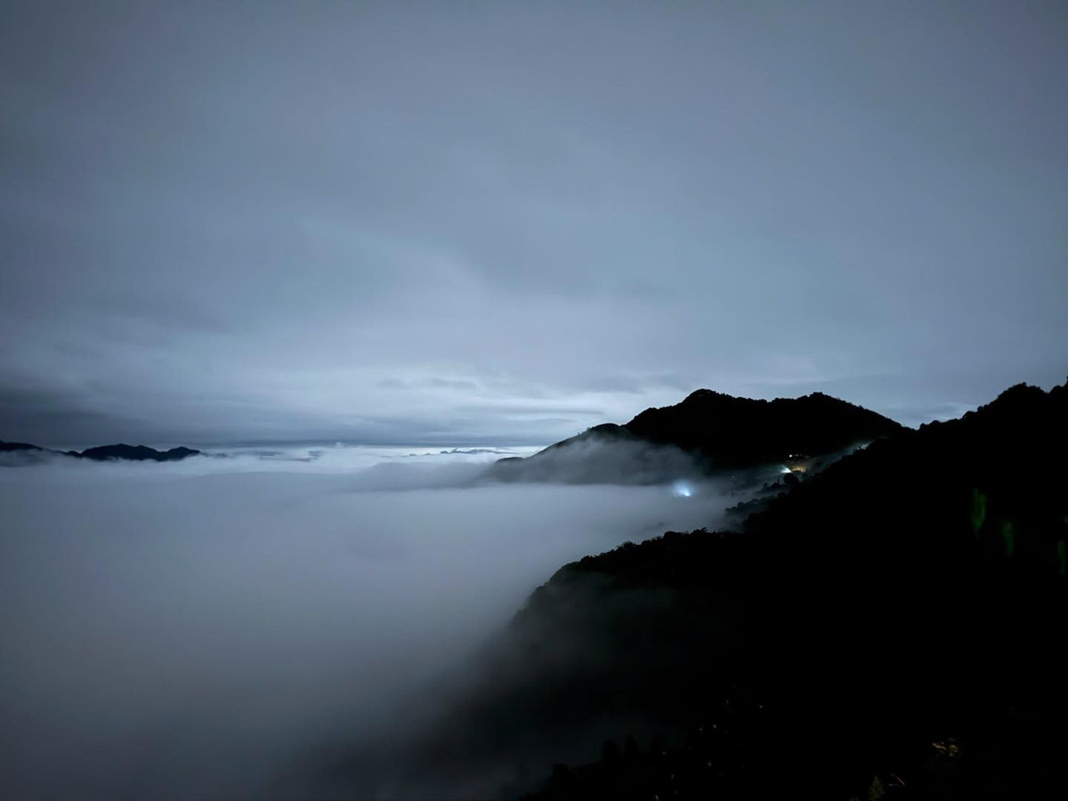 Ngoài “sống lưng khủng long”, Tà Xùa còn sở hữu nhiều điểm check-in nổi tiếng khác như mỏm cá heo, mỏm lạc đà, đồi chè cổ thụ hàng trăm năm tuổi, thảo nguyên Tà Xùa hay khu rừng nguyên sinh với hệ sinh thái phong phú. Mỗi địa điểm mang một vẻ đẹp riêng, phù hợp với du khách yêu thiên nhiên, nhiếp ảnh và trekking. Ảnh Diệp Hữu Đạt