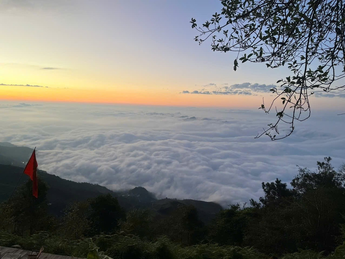 Theo giới thiệu của NDTV, Tà Xùa được ví như “thiên đường mây” của Việt Nam, trong đó điểm nhấn nổi bật nhất là “sống lưng khủng long” – con đường mòn hẹp chạy dọc theo đỉnh núi, hai bên là những thung lũng mây trắng bồng bềnh. Trải nghiệm đi bộ hoặc check-in tại đây mang đến cảm giác vừa choáng ngợp trước thiên nhiên, vừa phấn khích với những du khách ưa mạo hiểm. Ảnh Internet