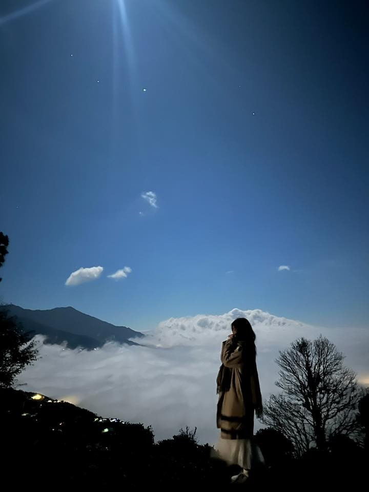 Theo kinh nghiệm của nhiều du khách, từ tháng 10 đến tháng 4 năm sau là khoảng thời gian lý tưởng nhất để săn mây tại Tà Xùa. Đây là thời điểm trời hanh khô, nhiệt độ chênh lệch lớn giữa ngày và đêm, dễ hình thành những biển mây dày và đẹp. Ảnh Tà Xùa Hills