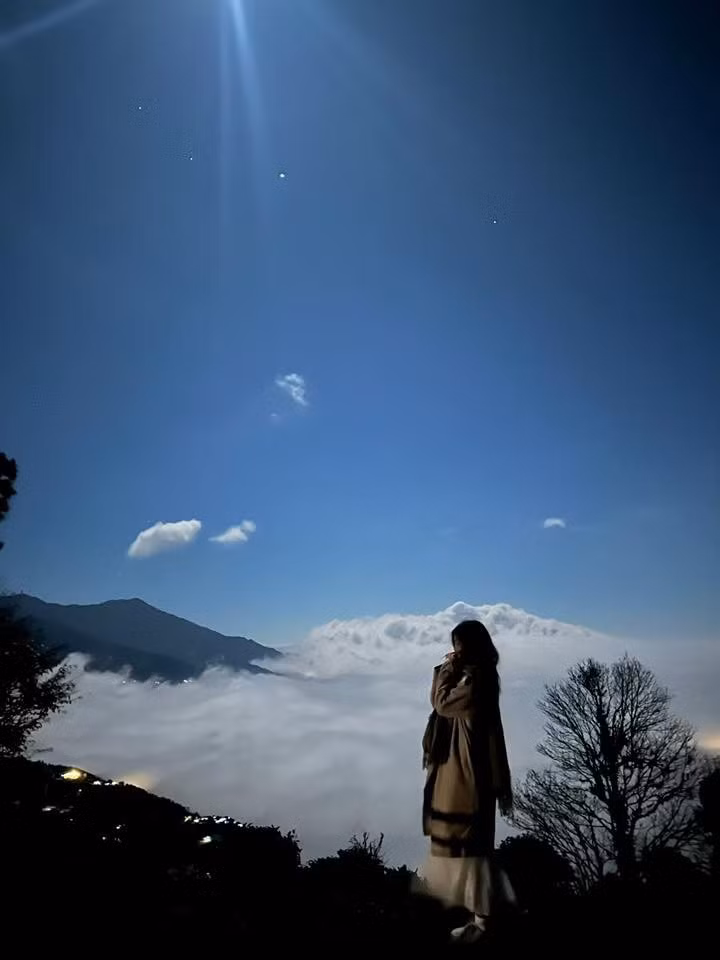 Theo kinh nghiệm của nhiều du khách, từ tháng 10 đến tháng 4 năm sau là khoảng thời gian lý tưởng nhất để săn mây tại Tà Xùa. Đây là thời điểm trời hanh khô, nhiệt độ chênh lệch lớn giữa ngày và đêm, dễ hình thành những biển mây dày và đẹp. Ảnh Tà Xùa Hills