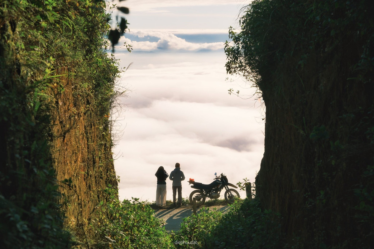 Những dãy núi trùng điệp, các thung lũng sâu phủ mây, bản làng người Mông nằm rải rác giữa thiên nhiên tạo nên một bức tranh vừa hùng vĩ, vừa bình yên. Ảnh Diệp Hữu Đạt