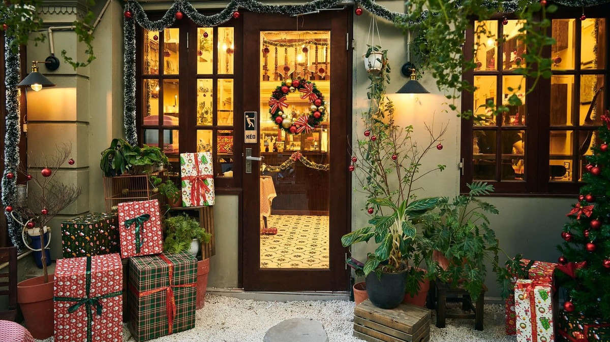 Giáng sinh ở Hà Nội còn gắn với văn hóa cà phê mùa lạnh. Trong những buổi tối se lạnh, nhiều quán cà phê trang trí Noel trở thành điểm “trú ẩn” lý tưởng, nơi du khách nhâm nhi đồ uống nóng, thưởng thức bánh ngọt và ngắm phố phường lên đèn. Ảnh Internet