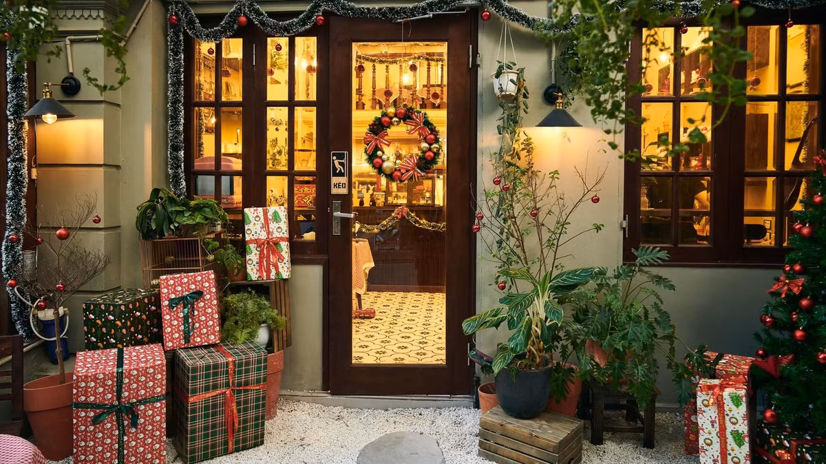 Giáng sinh ở Hà Nội còn gắn với văn hóa cà phê mùa lạnh. Trong những buổi tối se lạnh, nhiều quán cà phê trang trí Noel trở thành điểm “trú ẩn” lý tưởng, nơi du khách nhâm nhi đồ uống nóng, thưởng thức bánh ngọt và ngắm phố phường lên đèn. Ảnh Internet