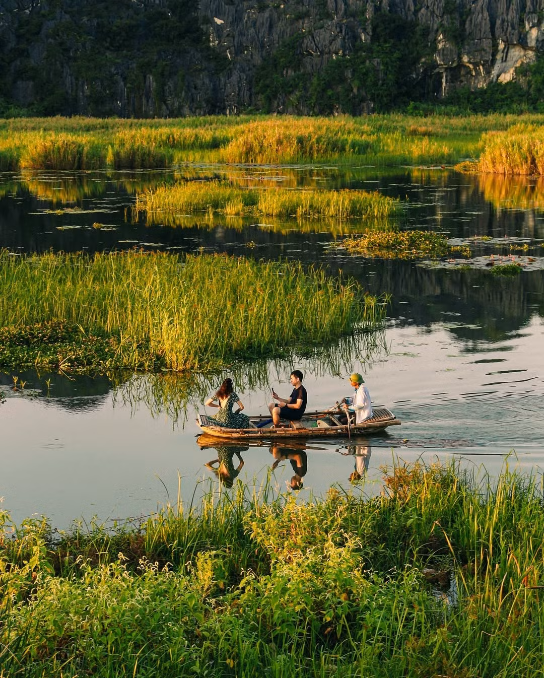 Khi trời vào buổi chiều, ánh nắng chiếu xiên qua làn nước, tạo nên những dải sáng lấp lánh như dát vàng, khiến khung cảnh càng thêm phần huyền ảo. Ảnh Visit Ninh Binh