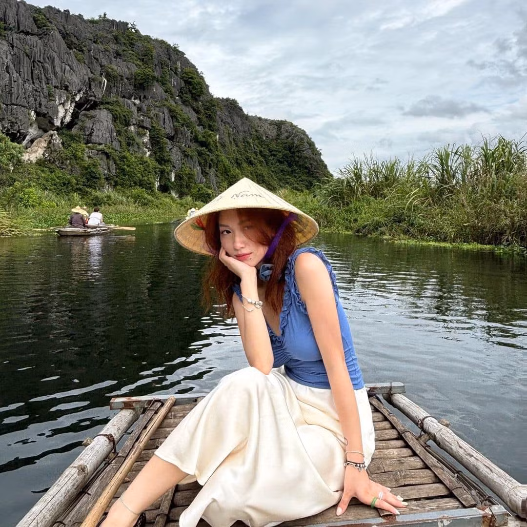 Nếu may mắn, du khách có thể bắt gặp hình ảnh từng đàn voọc chuyền cành, chơi đùa trên vách núi đá – một trải nghiệm đặc biệt khó quên. Ảnh Beomhaww__