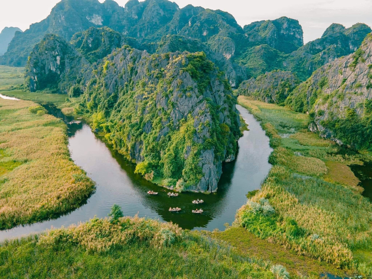 Nằm nép mình dưới chân núi đá vôi hùng vĩ thuộc huyện Gia Viễn (Ninh Bình), Đầm Vân Long được mệnh danh là “vịnh không sóng” của miền Bắc. Không náo nhiệt như Tràng An hay Tam Cốc, Bích Động, Vân Long mang một vẻ đẹp tĩnh tại, nên thơ, khiến bất cứ ai ghé thăm cũng như được gột rửa tâm hồn bởi sự thanh bình hiếm có. Ảnh Visit Ninh Binh﻿