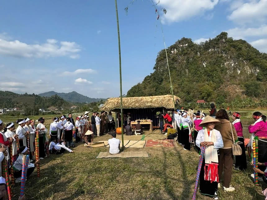 Tâm điểm của hành trình là Tết Doi, nghi lễ cúng vía lúa, tổ chức vào đầu năm mới. Với cư dân địa phương, cây lúa không chỉ là nguồn lương thực mà còn mang yếu tố linh thiêng. Người dân tin rằng lúa có “hồn”, vì vậy đầu xuân cần làm lễ tạ ơn trời đất, tổ tiên, đồng thời cầu mong mùa màng thuận lợi, gia đình no đủ. Ảnh Baophunuvietnam
