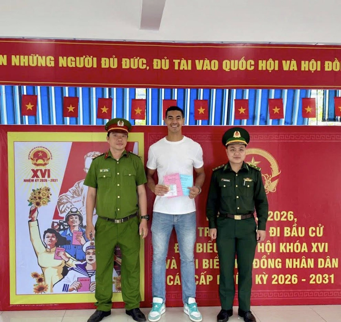 Đỗ Phi Long (tên khai sinh Gustavo Sant'Ana Santos), sinh năm 1995, hiện thi đấu cho CLB SHB Đà Nẵng. Với chiều cao 1,95 m cùng khả năng tranh chấp và không chiến tốt, anh được đánh giá là một trong những trung vệ giàu tiềm năng tại V.League. Tháng 12/2025, Gustavo chính thức nhận quốc tịch Việt Nam và lấy tên Đỗ Phi Long. Trung vệ này đang nỗ lực tập luyện và hy vọng sớm có cơ hội khoác áo đội tuyển quốc gia Việt Nam trong tương lai. Ảnh Báo Vietnmanet