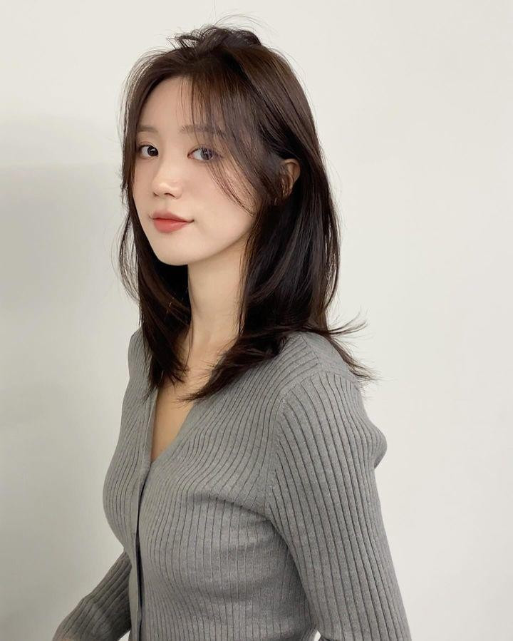 Đặc biệt, phần tóc tỉa layer quanh khuôn mặt giúp che bớt nhược điểm trán cao, đồng thời làm nổi bật các đường nét thanh tú. Kiểu tóc này phù hợp với dáng mặt dài, mặt oval hoặc những người có mái tóc mỏng, dễ xẹp. Ảnh minh họa