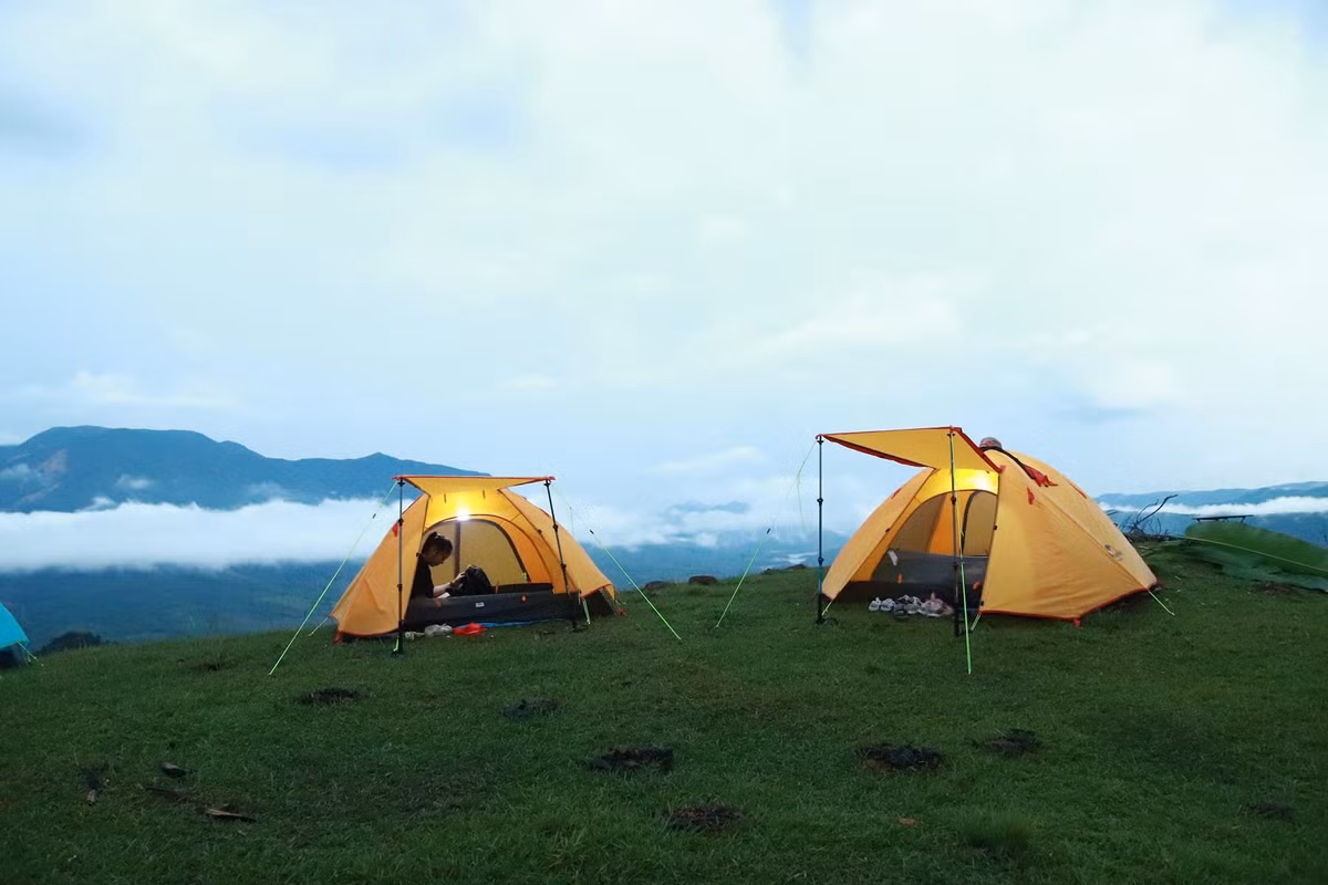 Sáng hôm sau, bình minh trên Xa Reng mang đến trải nghiệm khó quên: bước chân trên bãi cỏ mượt, thưởng thức cà phê Khe Sanh và hít thở không khí trong lành giữa thiên nhiên. Ảnh Trường Sinh