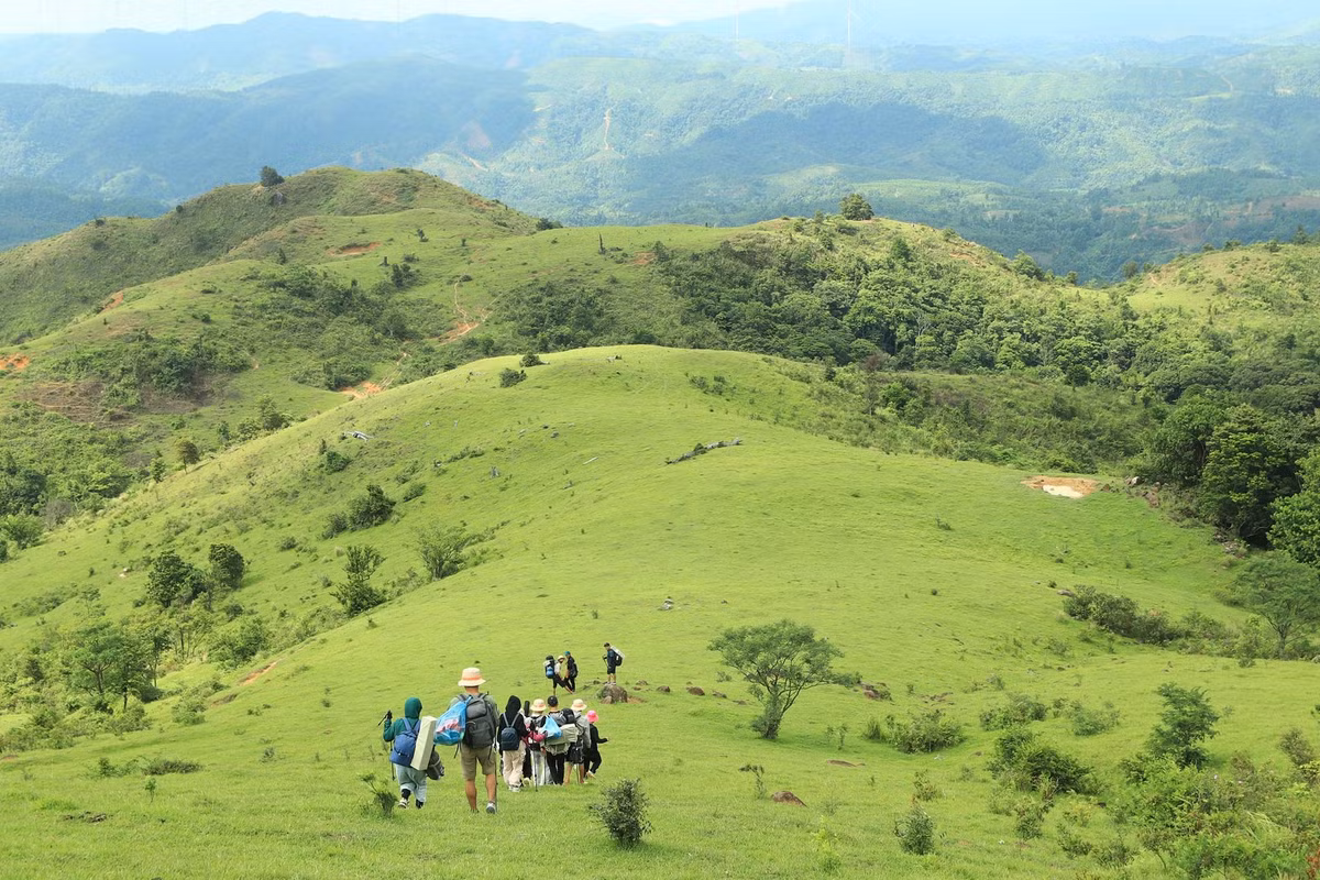 Để đến được đồi cỏ, du khách có thể di chuyển đến thôn Ra Ly – Rào theo đường bê tông, sau đó đi bộ thêm khoảng 40 phút, băng qua rừng nguyên sinh và khe suối cạn. Với những du khách mới, Google Maps với từ khóa “Điểm Trekking đồng cỏ Xa Reng” là trợ thủ đắc lực giúp tìm đường dễ dàng. Ảnh Trường Sinh