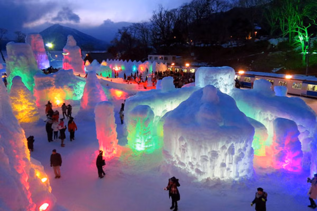 Với sự kết hợp hài hòa giữa lễ hội, trải nghiệm văn hóa, cảnh quan thiên nhiên và hệ thống dịch vụ du lịch hoàn chỉnh, Hokkaido mùa đông mang đến những khoảnh khắc khó quên cho du khách Việt. Từ khu trượt tuyết hiện đại đến những bồn onsen giữa trời tuyết, từ phố xá rực sáng trong lễ hội đến khung cảnh núi rừng tĩnh lặng, mùa đông ở Hokkaido luôn giữ được nét hấp dẫn riêng, đủ để bất kỳ ai đến một lần cũng muốn quay trở lại. Ảnh Vietravel