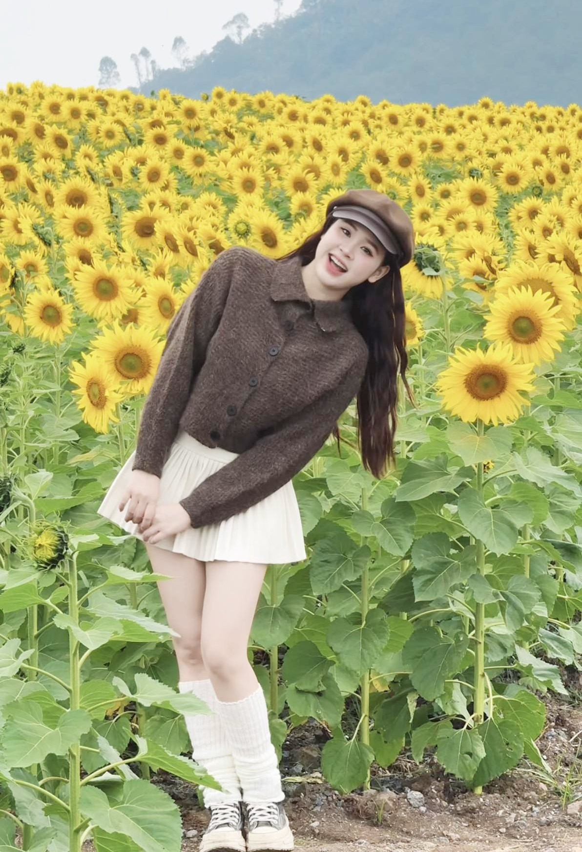 Du khách nên lựa chọn trang phục có tông màu trung tính hoặc trắng để dễ dàng nổi bật giữa “biển hoa vàng”, đồng thời mang theo mũ, nước uống và tuân thủ hướng dẫn tại khu vực tham quan. Ảnh Thảo Vi Nguyễn