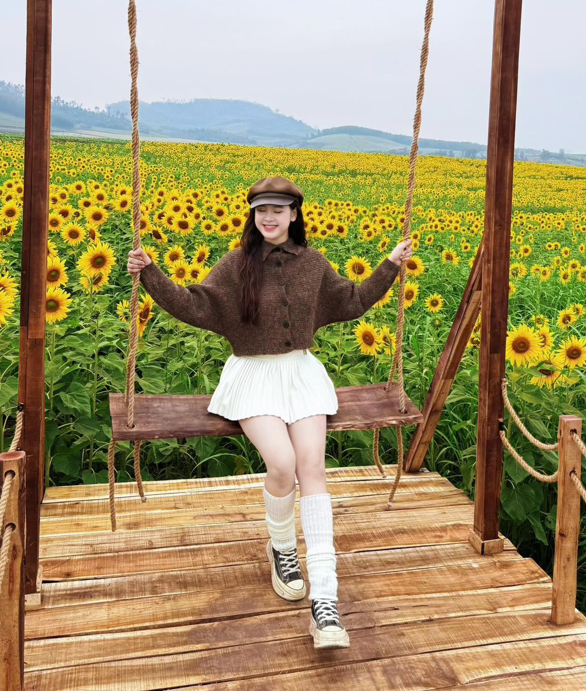 Theo kinh nghiệm của nhiều du khách, thời điểm lý tưởng để tham quan cánh đồng hoa hướng dương là buổi sáng sớm hoặc chiều muộn. Khi đó, ánh nắng dịu nhẹ giúp sắc hoa thêm phần nổi bật, đồng thời tránh được nắng gắt và đông người. Ảnh Thảo Vi Nguyễn