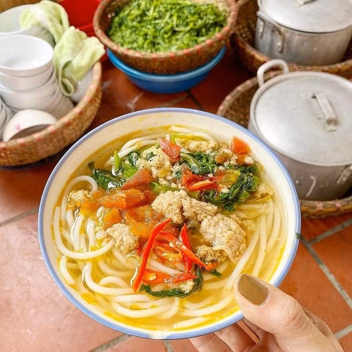 Khi nhắc đến ẩm thực Nam Định (nay Ninh Binh) ngoài phở, bánh xíu páo hay xôi xíu, bún đũa là món ăn dân dã nhưng để lại dấu ấn sâu đậm trong lòng thực khách. Sợi bún to, dài, trắng tinh như hình cái đũa, mềm nhưng vẫn săn chắc, là điểm đặc trưng khiến bún đũa khác biệt so với những món bún khác. Ảnh luhanhvietnam