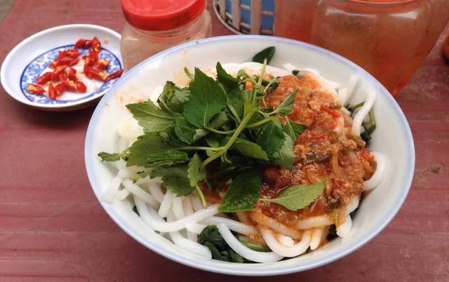 Rau sống đi kèm cũng đóng vai trò quan trọng, làm tăng vị thanh mát cho món ăn. Mùa nào thức nấy, có thể là rau muống, rau cải, kinh giới, tía tô, húng láng hay ngổ ba lá… thậm chí đôi khi còn có giá sống hay rau rút. Ảnh Internet