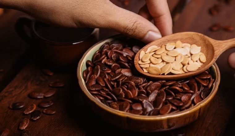 Hạt dưa là món ăn vặt phổ biến nhưng cũng chứa lượng calo cao. Ăn nhiều hạt dưa trong thời gian ngắn sẽ tạo áp lực lên mạch máu và làm quá trình tiết insulin trong cơ thể bị ảnh hưởng, dẫn tới đường huyết tăng nhanh. Ảnh minh họa