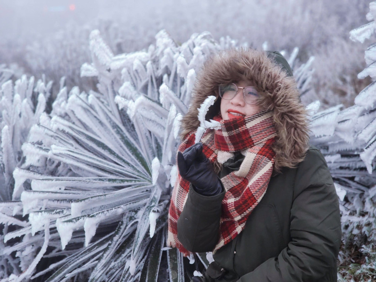 Giữa khung cảnh băng tuyết hiếm có, ý thức bảo vệ môi trường và tôn trọng cộng đồng địa phương là điều không thể thiếu. Du khách không nên bẻ cây, bẻ cành dù băng tuyết phủ rất đẹp; không xả rác bừa bãi và luôn tuân thủ hướng dẫn của người dân cũng như lực lượng chức năng.