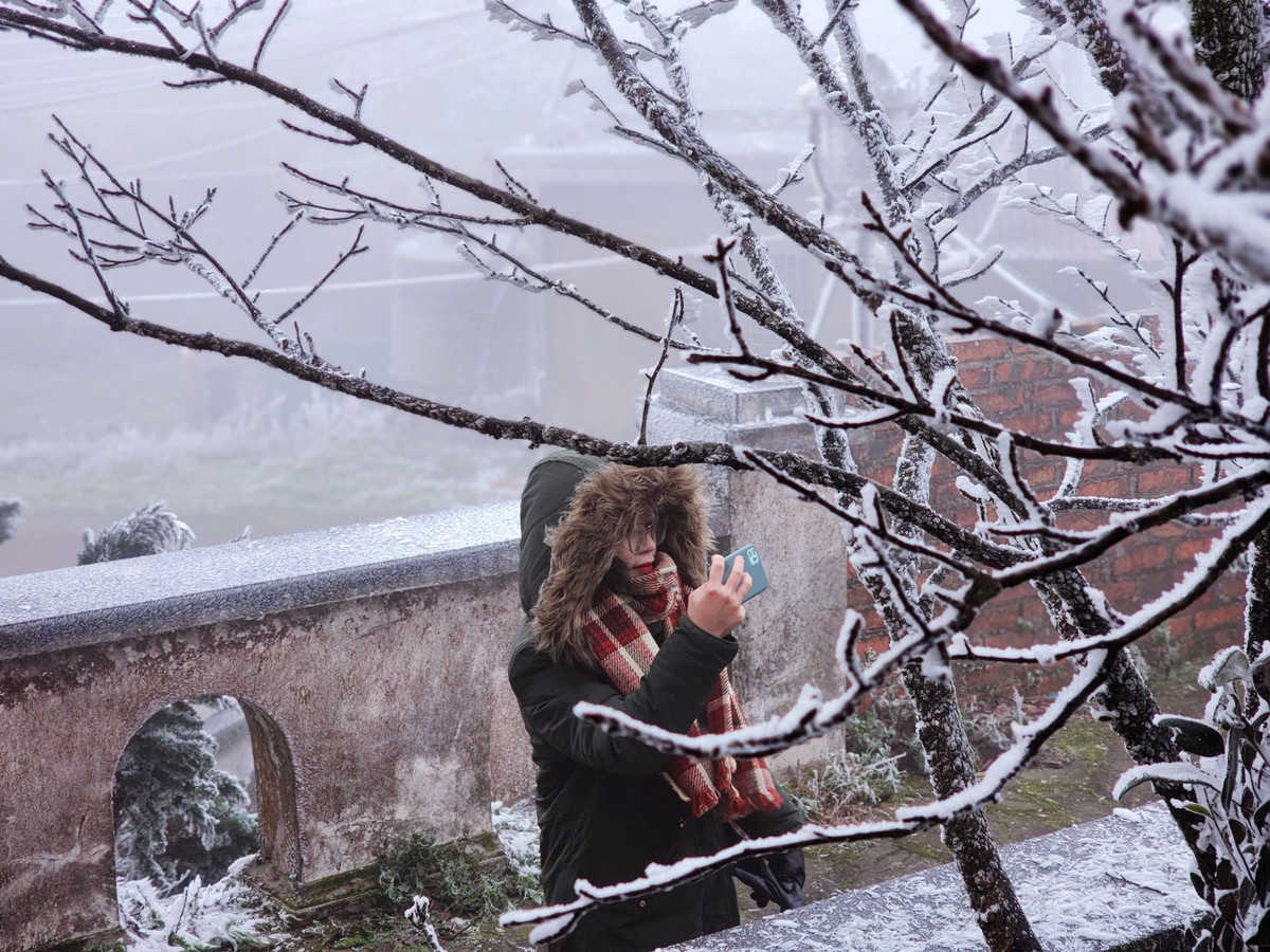 Trong thời tiết giá lạnh, ăn uống và chăm sóc sức khỏe cũng không thể xem nhẹ. Du khách nên mang theo nước ấm và các loại đồ ăn nhanh giàu năng lượng như socola, bánh, kẹo để bổ sung năng lượng kịp thời. Việc sử dụng rượu bia khi trời lạnh không được khuyến khích bởi có thể gây hạ thân nhiệt. Nếu xuất hiện các dấu hiệu như tê tay chân, chóng mặt, run liên tục, cần dừng lại nghỉ ngơi và giữ ấm ngay.