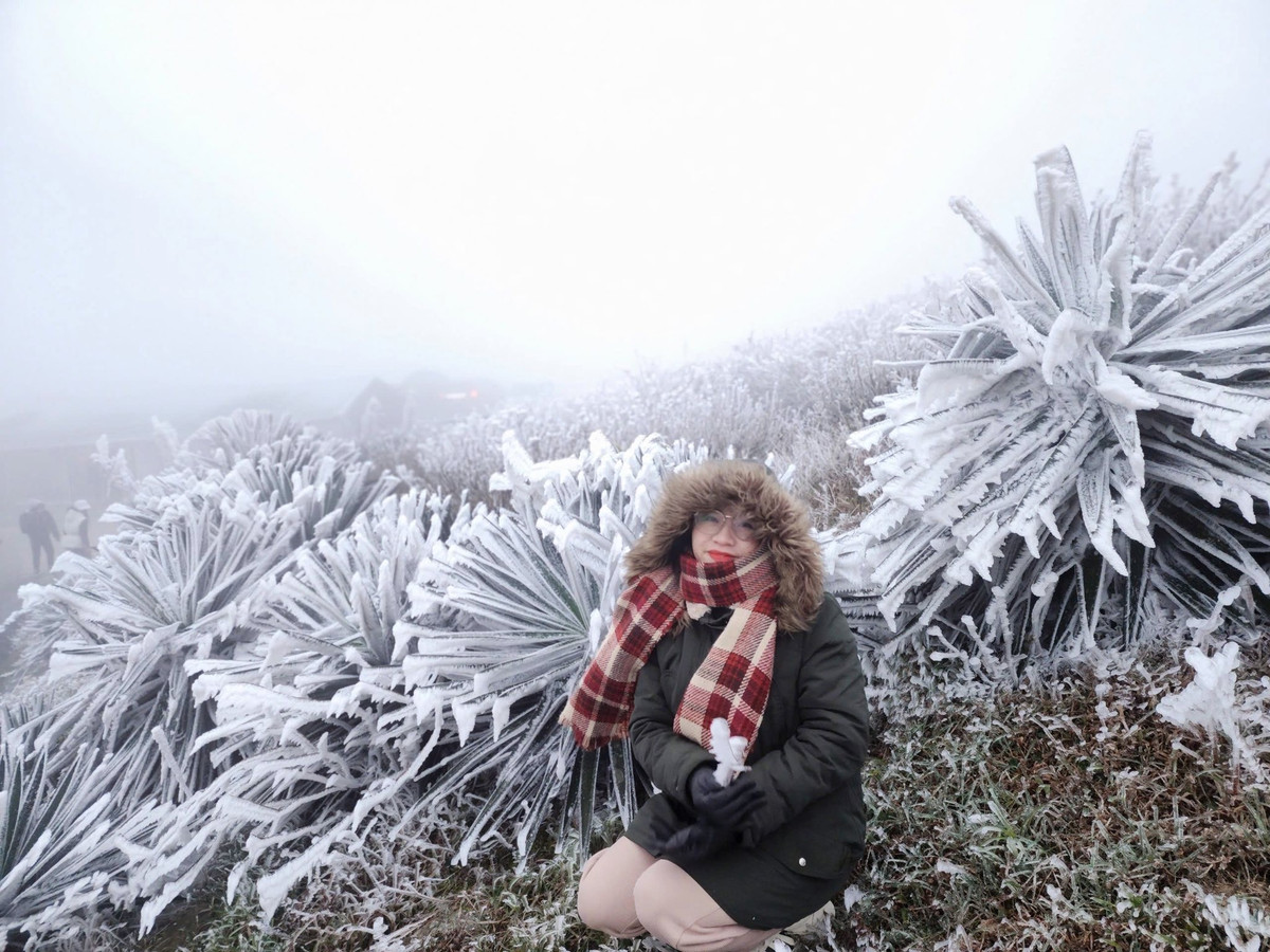 Trong điều kiện thời tiết khắc nghiệt, trang phục giữ ấm được xem là yếu tố quyết định trải nghiệm. Du khách nên mặc theo nguyên tắc nhiều lớp, với áo giữ nhiệt bên trong, áo len ở giữa và áo khoác ngoài chống gió, chống nước. Quần dày, không thấm nước sẽ giúp hạn chế tình trạng ngấm lạnh, đặc biệt cần tránh quần jeans mỏng. Găng tay, mũ len, khăn quàng cổ là những vật dụng không thể thiếu, nhiều người ưu tiên găng tay hở ngón có nắp chụp để thuận tiện chụp ảnh mà không phải tháo ra liên tục, tránh mất nhiệt và nguy cơ bỏng lạnh. Giày chống trượt, đế bám tốt cũng là yêu cầu bắt buộc bởi băng giá khiến mặt đường vô cùng trơn trượt.