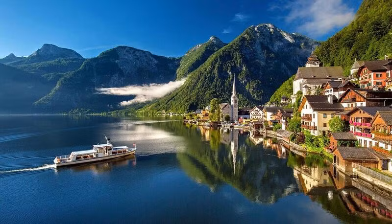 Đặc biệt, làng Hallstatt bên hồ cùng tên từ lâu đã trở thành một trong những ngôi làng đẹp nhất thế giới, mang lại cho du khách khung cảnh yên bình và lãng mạn hiếm có. Ảnh datvietour
