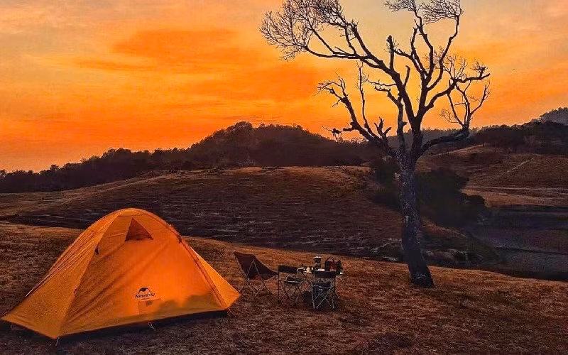 Hoạt động cắm trại chủ yếu tự phát, chưa có dịch vụ du lịch đi kèm, nên du khách cần chuẩn bị lều và kỹ năng dựng trại, chọn vị trí tránh gió lùa, đồng thời bảo quản đồ đạc cá nhân. Ban đêm, nhiệt độ tại Masara có thể xuống còn 12-15 độ C, đôi khi kèm mưa, vì vậy áo giữ ấm là vật dụng cần thiết. Ảnh MIA