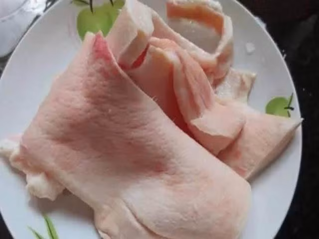 Cách chế biến thạch bì lợn được thực hiện qua một số bước đơn giản nhưng quan trọng để đảm bảo món ăn vừa thơm ngon vừa giữ được collagen. Ảnh minh họa