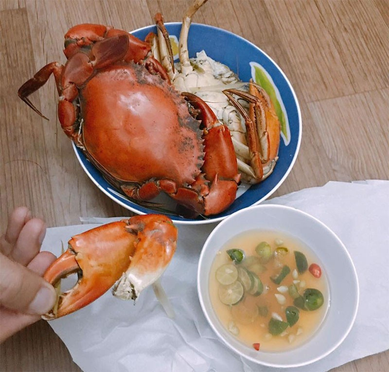 Đặc biệt, người bị bệnh tim mạch, huyết áp cao, mỡ máu, xơ vữa động mạch cần kiêng ăn gạch cua, bởi bộ phận này chứa hàm lượng cholesterol rất cao. Ngoài ra, người có tỳ vị hư yếu, dễ dị ứng hoặc thể chất quá mẫn cảm cũng nên thận trọng trước món ăn hấp dẫn này. Ảnh minh hoạ