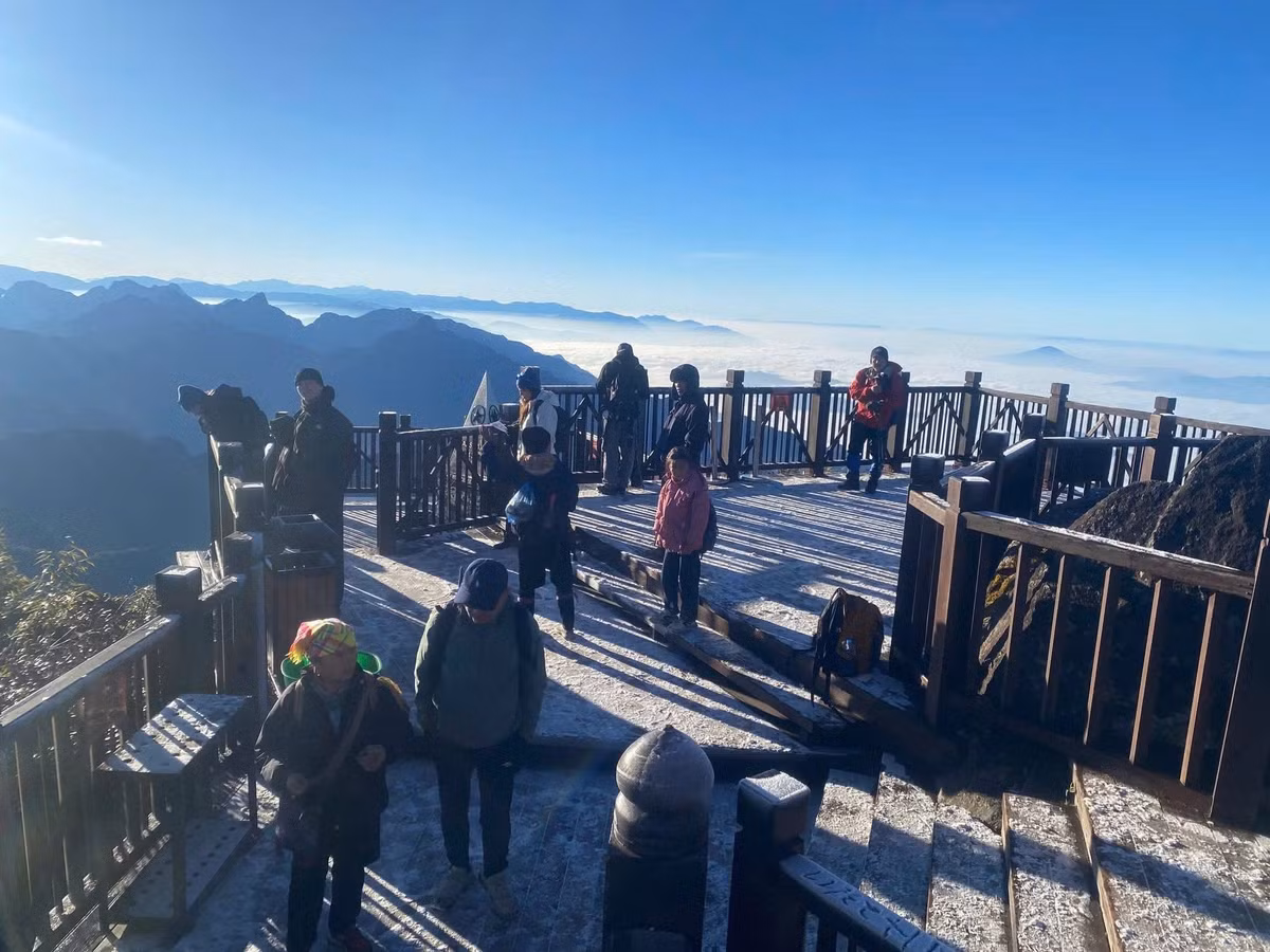 Ở độ cao hơn 3.000 m, gió thổi mạnh khiến những hạt băng bám thành tia dài, lấp lánh dưới ánh mặt trời đầu ngày. Ảnh Sun World Fansipan Legend