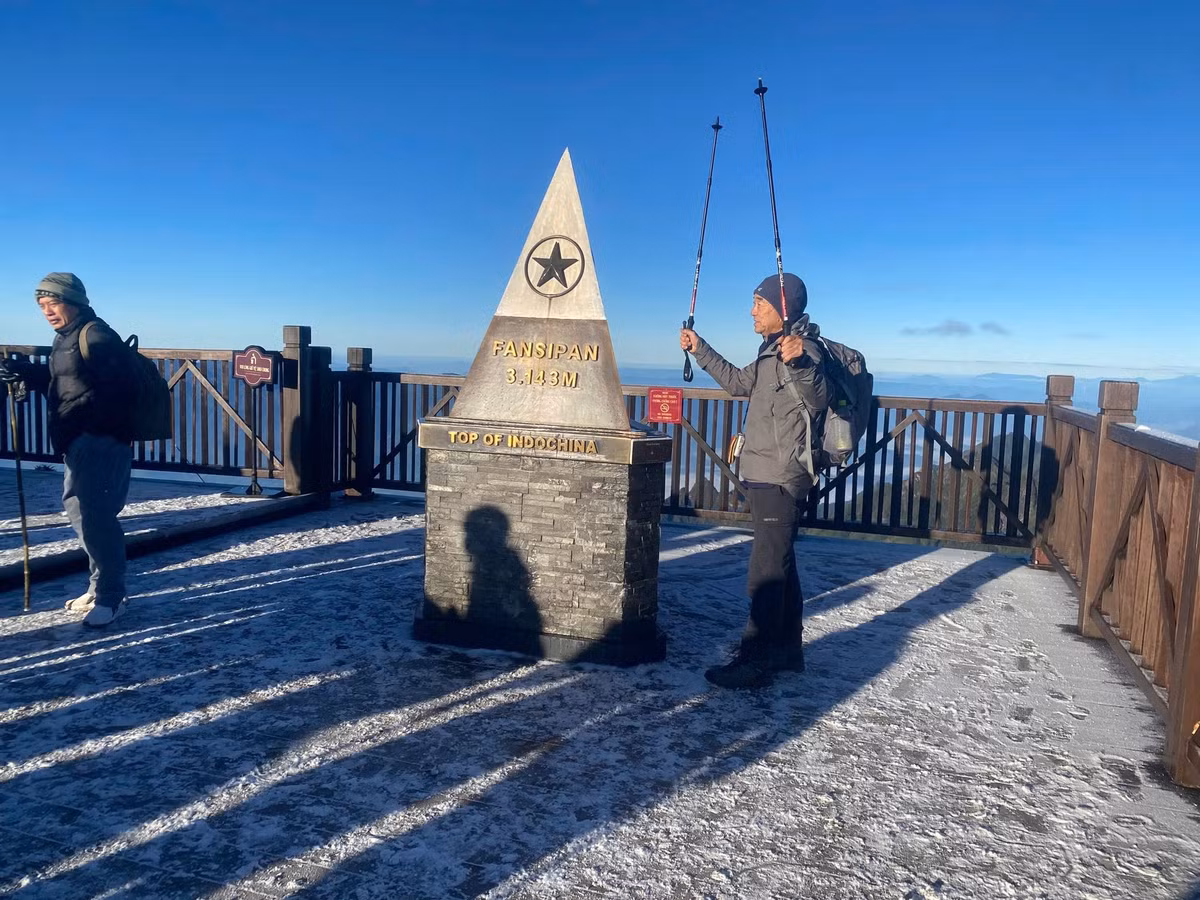 Hơi nước trong không khí nhanh chóng đóng băng, tạo thành lớp băng mỏng phủ lên lan can, sàn gỗ, các phiến đá xung quanh khu vực chóp tháp và cột cờ Tổ quốc. Ảnh Sun World Fansipan Legend