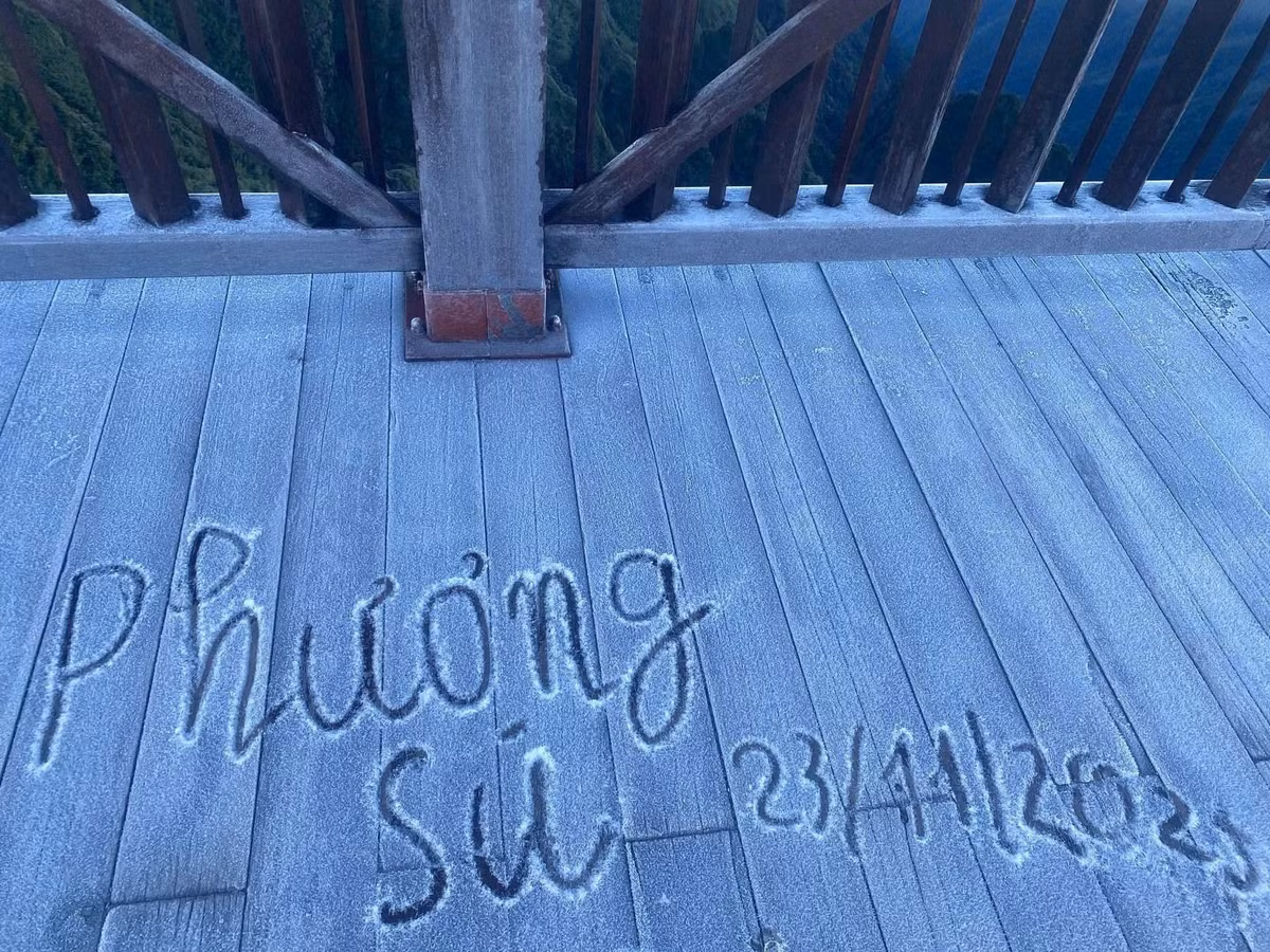 Nhiều du khách có mặt tại đỉnh từ tờ mờ sáng để kịp đón hiện tượng thiên nhiên này. Ảnh Sun World Fansipan Legend