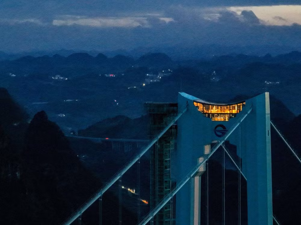 Cầu Hoa Giang, vừa chính thức thông xe vào ngày 28/9 tại tỉnh Quý Châu, Trung Quốc, đang trở thành điểm đến hút khách nhờ kết hợp hạ tầng hiện đại với các trải nghiệm du lịch độc đáo. Ảnh CGTN