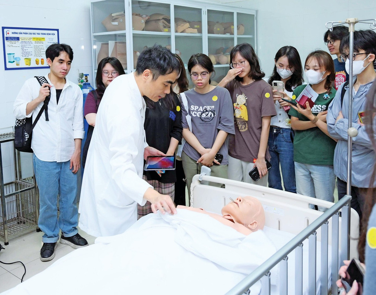 Học sinh phổ thông trải nghiệm một ngày làm sinh viên Trường ĐH Y Hà Nội. Ảnh: NGHIÊM HUÊ