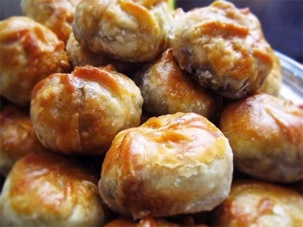 Mức giá này không chỉ làm hài lòng du khách mà còn là một phần không thể thiếu trong đời sống của người dân địa phương. Một bữa sáng đơn giản nhưng đầy đủ năng lượng với vài chiếc bánh xíu páo là lựa chọn lý tưởng cho những ai yêu thích ẩm thực Nam Định. Ảnh luhanhvietnam