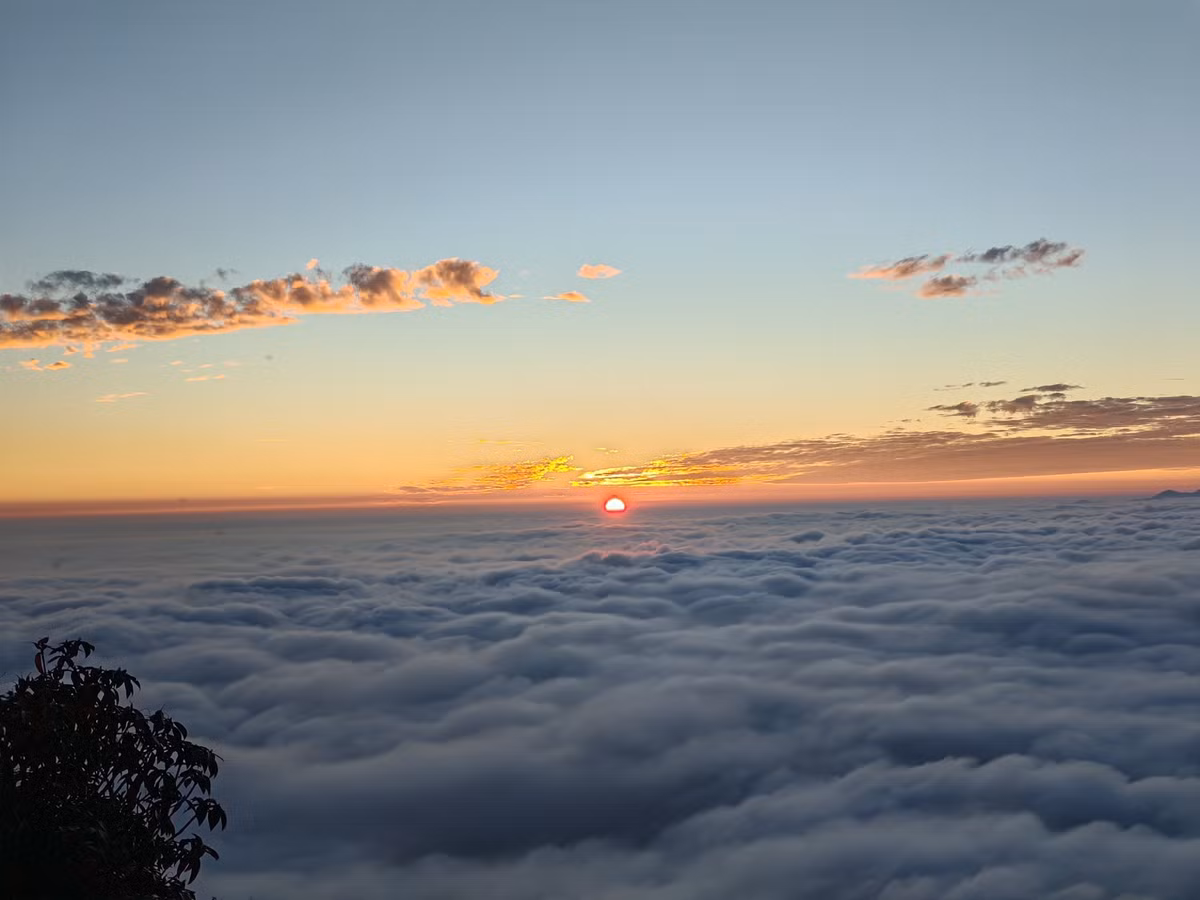 Trong đó, TravelGo tổ chức tour 2 ngày 1 đêm với giá khoảng 2.700.000 VNĐ/người cho đoàn từ 11 người trở lên, hoặc lên tới 4.800.000 VNĐ/người cho nhóm nhỏ từ 2–3 người. Giá tour bao gồm xe giường nằm Hà Nội – Sapa – Hà Nội, xe trung chuyển, ăn uống, porter hỗ trợ, lều ngủ trên núi, bảo hiểm, hướng dẫn viên chuyên nghiệp và các phụ kiện leo núi cơ bản. Ảnh Yến Yến