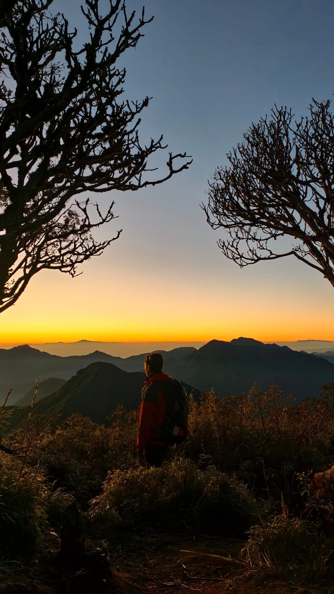 Ngoài ra, nhiều nhà tổ chức khác cũng cung cấp tour 2 ngày 1 đêm với mức giá dao động khoảng 3.320.000 – 3.800.000 VNĐ/người, đều trang bị đầy đủ dịch vụ hỗ trợ để du khách an tâm trải nghiệm leo núi, nghỉ ngơi và khám phá thiên nhiên. Ảnh Le Minh Bach