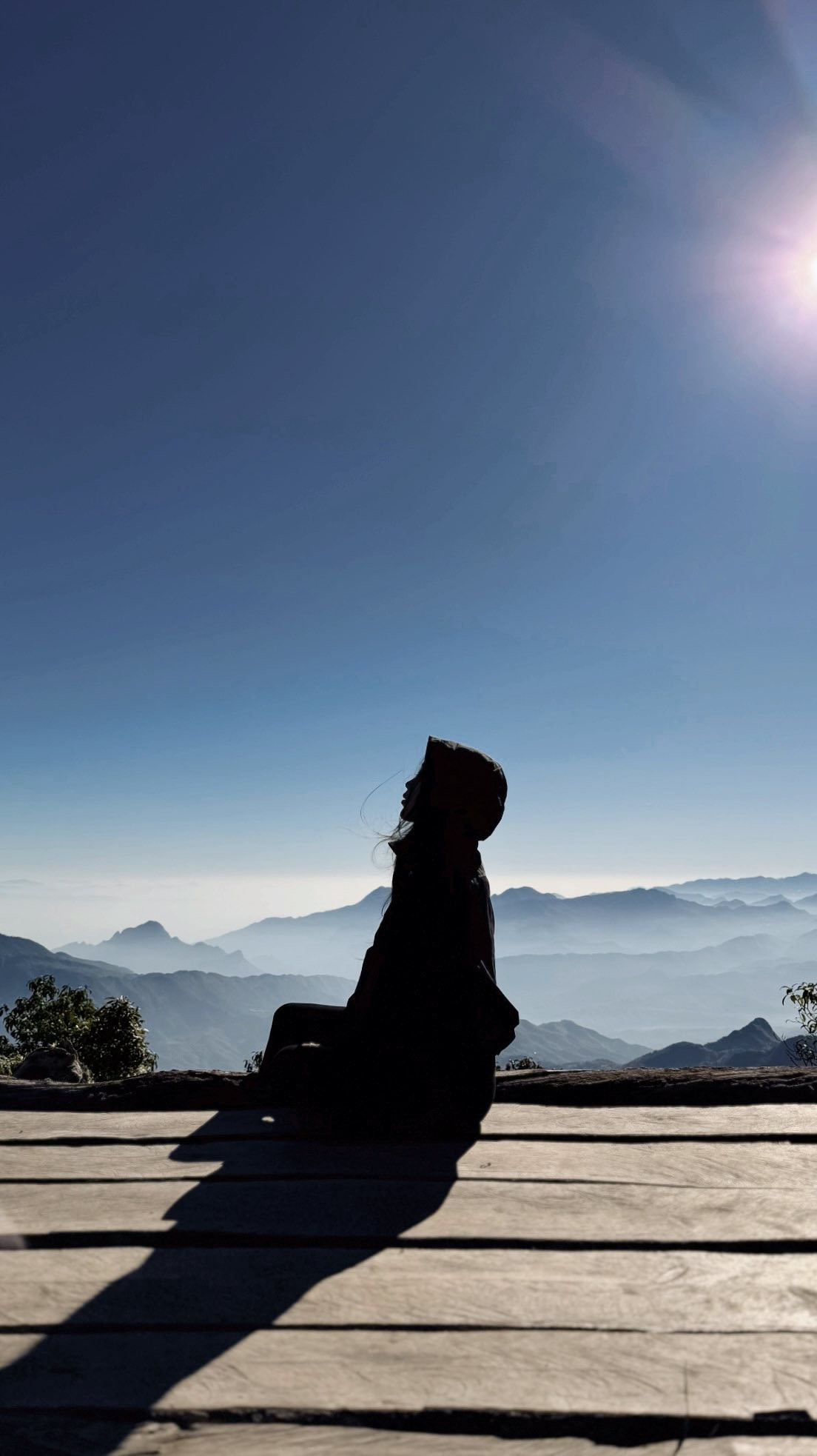 Bên cạnh thử thách leo núi, Nhìu Cồ San còn mở ra cơ hội tìm hiểu đời sống văn hóa đặc sắc của cộng đồng các dân tộc thiểu số như H’Mông và Dao. Du khách có thể ghé thăm bản làng, thưởng thức ẩm thực dân tộc, xem nghề dệt thổ cẩm truyền thống và lắng nghe nhịp sống bản địa – trải nghiệm văn hóa đan xen hoàn hảo với hành trình trekking, giúp chuyến đi thêm phong phú và ý nghĩa. Ảnh Ngan Thanh Bui