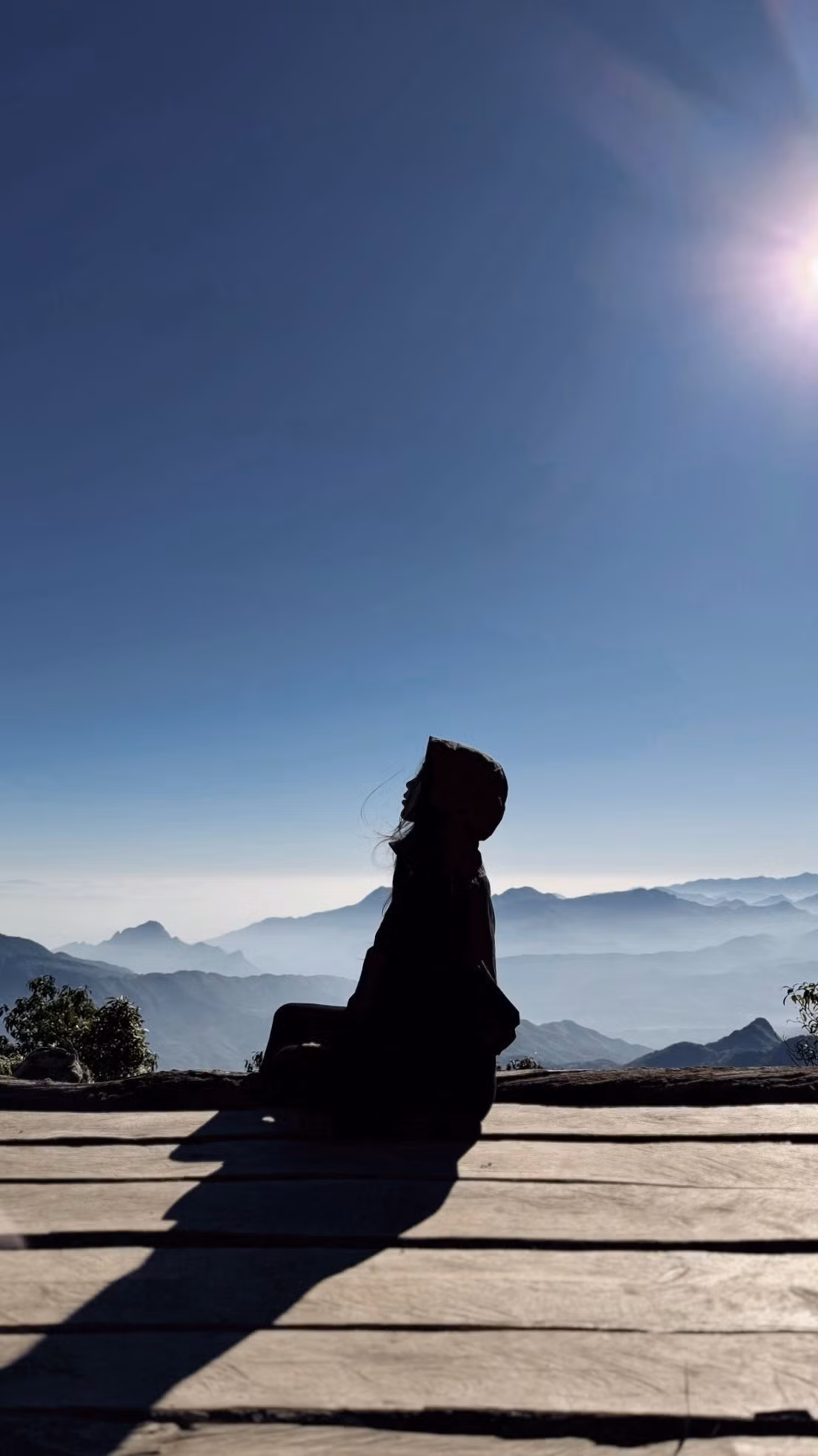 Bên cạnh thử thách leo núi, Nhìu Cồ San còn mở ra cơ hội tìm hiểu đời sống văn hóa đặc sắc của cộng đồng các dân tộc thiểu số như H’Mông và Dao. Du khách có thể ghé thăm bản làng, thưởng thức ẩm thực dân tộc, xem nghề dệt thổ cẩm truyền thống và lắng nghe nhịp sống bản địa – trải nghiệm văn hóa đan xen hoàn hảo với hành trình trekking, giúp chuyến đi thêm phong phú và ý nghĩa. Ảnh Ngan Thanh Bui