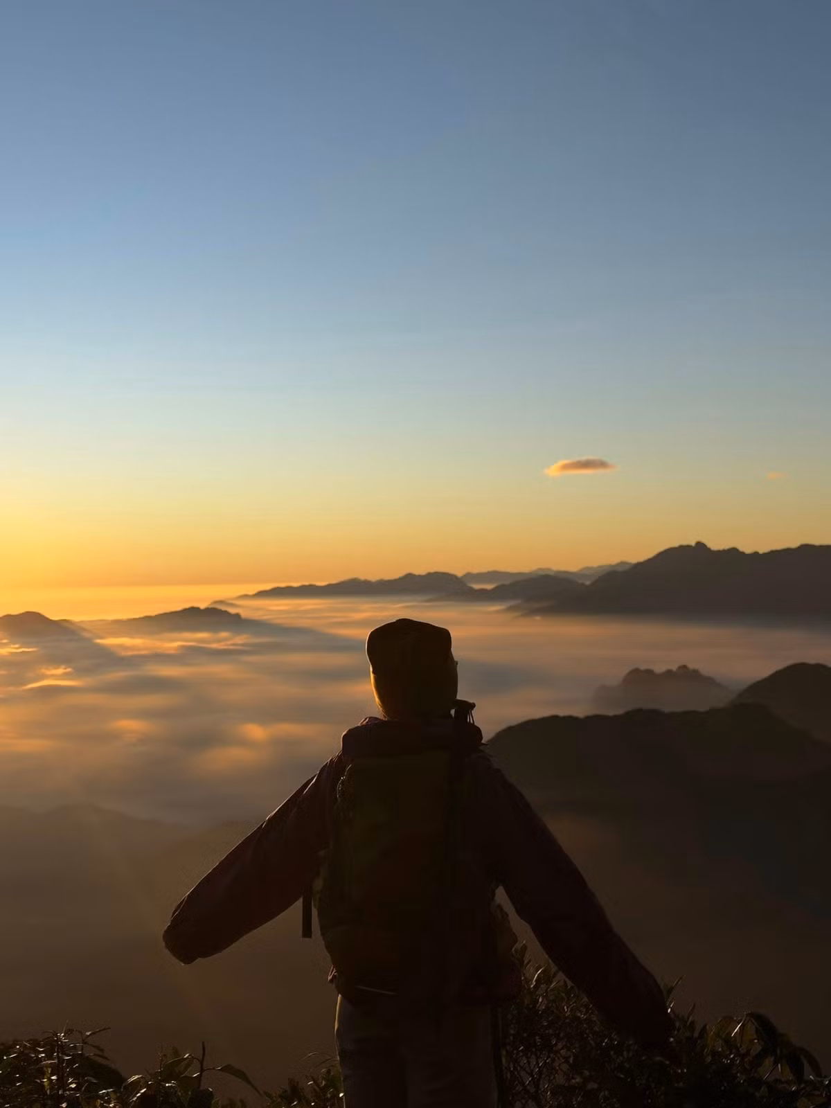 Falcon Travel cung cấp tour 2 ngày 3 đêm, khởi hành từ Hà Nội, đưa du khách di chuyển qua Sapa và khám phá cung đường lên đỉnh Nhìu Cồ San với giá từ 3.290.000 VNĐ/người. Trong khi đó, MAM Travel tổ chức tour trọn gói 2 ngày 3 đêm, khởi hành hàng tuần từ Hà Nội, có giá khoảng 3.300.000 VNĐ/người, bao gồm xe giường nằm, phương tiện vận chuyển tại địa phương, ăn uống theo chương trình, nước uống, porter, bảo hiểm và nghỉ đêm trên lán giữa núi rừng. Ảnh Trịnh Thị Huyền Trang