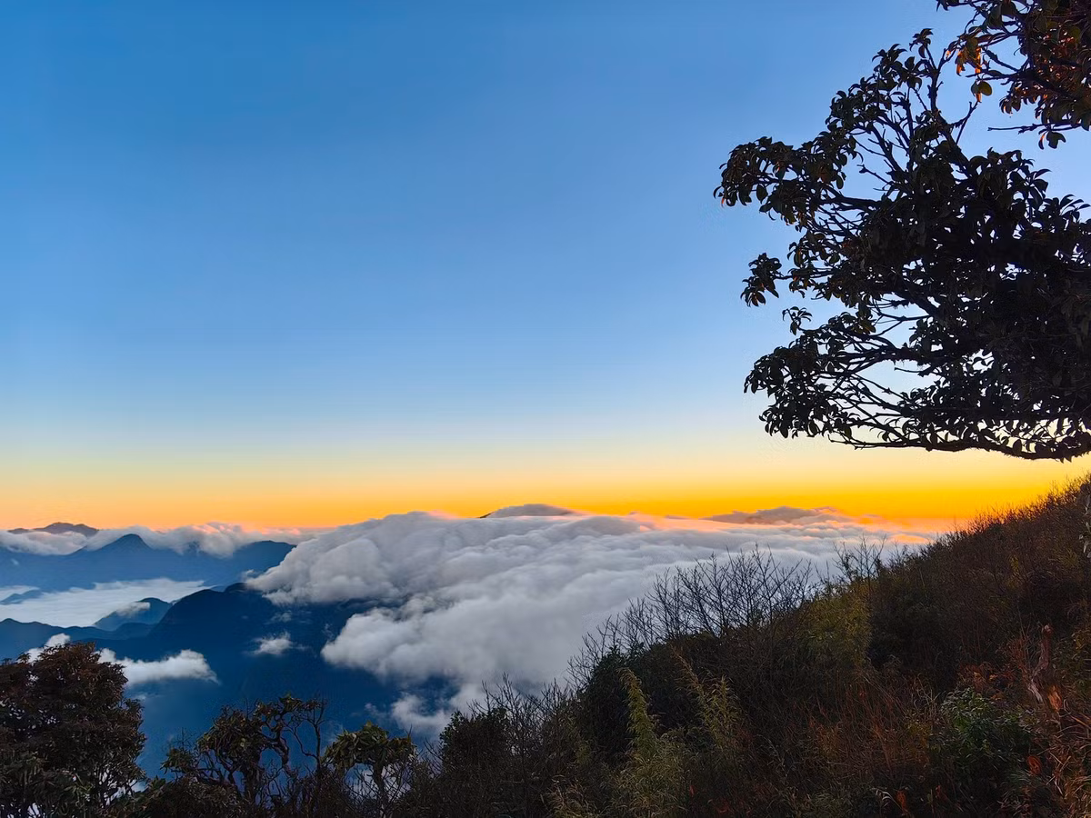 Khi hoàng hôn buông xuống trên đỉnh, ánh sáng dịu dàng, biển mây bồng bềnh tạo nên không gian huyền ảo một khoảnh khắc khiến người chinh phục không thể nào quên. Ảnh Van Ngo