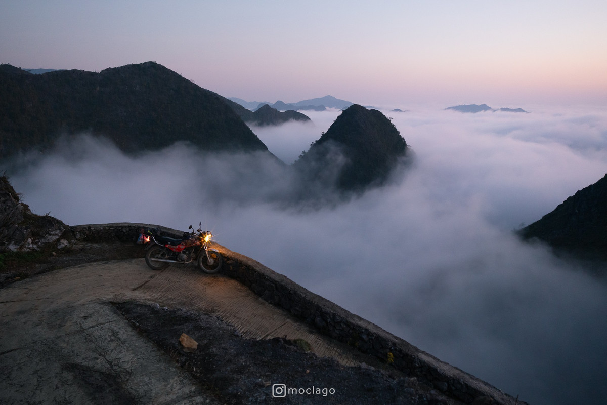 Cách Hà Nội khoảng 300km, cao nguyên đá Đồng Văn (Tuyên Quang) mỗi độ vào mùa săn mây lại khoác lên mình vẻ đẹp huyền ảo, khiến không ít du khách ví nơi đây như một “thiên đường xám” giữa miền sơn cước địa đầu tổ quốc. Những dãy núi đá tai mèo trập trùng, con đường đèo uốn lượn hiểm trở cùng biển mây cuồn cuộn lúc bình minh tạo nên sức hút rất riêng cho hành trình khám phá vùng đất này. Ảnh Bac Nguyen