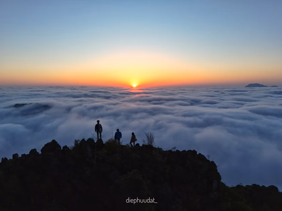 Tuy nhiên, săn mây trên cao nguyên đá cũng tiềm ẩn không ít rủi ro. Để hành trình diễn ra an toàn và thuận lợi, du khách nên đi cùng người có kinh nghiệm hoặc người dẫn đường am hiểu địa hình. Việc theo dõi, phán đoán thời tiết, chuẩn bị kỹ năng lái xe máy trên đèo dốc, cũng như thể lực cho việc đi bộ, leo núi là yếu tố quan trọng không thể bỏ qua. Ảnh Diephuudat