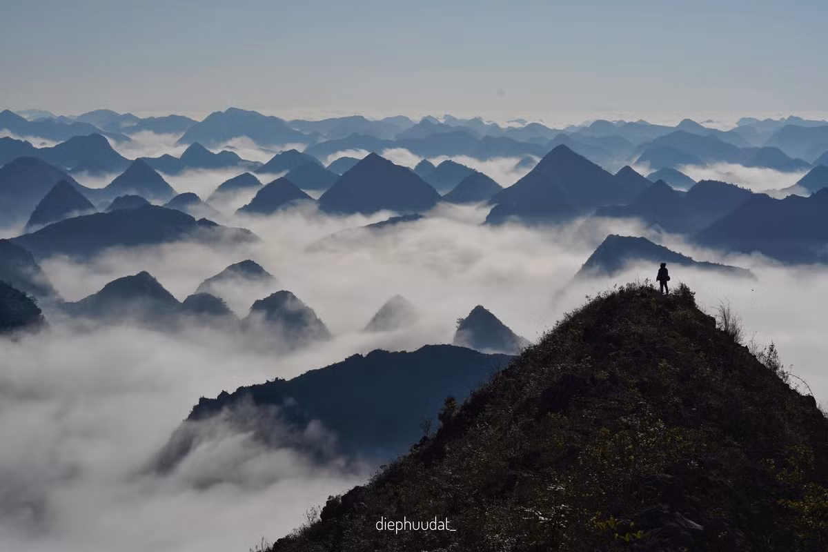 Mùa mây trên cao nguyên đá Đồng Văn không chỉ mang đến những khung hình ngoạn mục, mà còn để lại dư vị rất riêng trong lòng du khách. Đó là cảm giác chinh phục, là sự lặng im giữa đất trời, khoảnh khắc con người trở nên nhỏ bé trước vẻ đẹp hùng vĩ, nguyên sơ của miền biên viễn. Ảnh Diephuudat