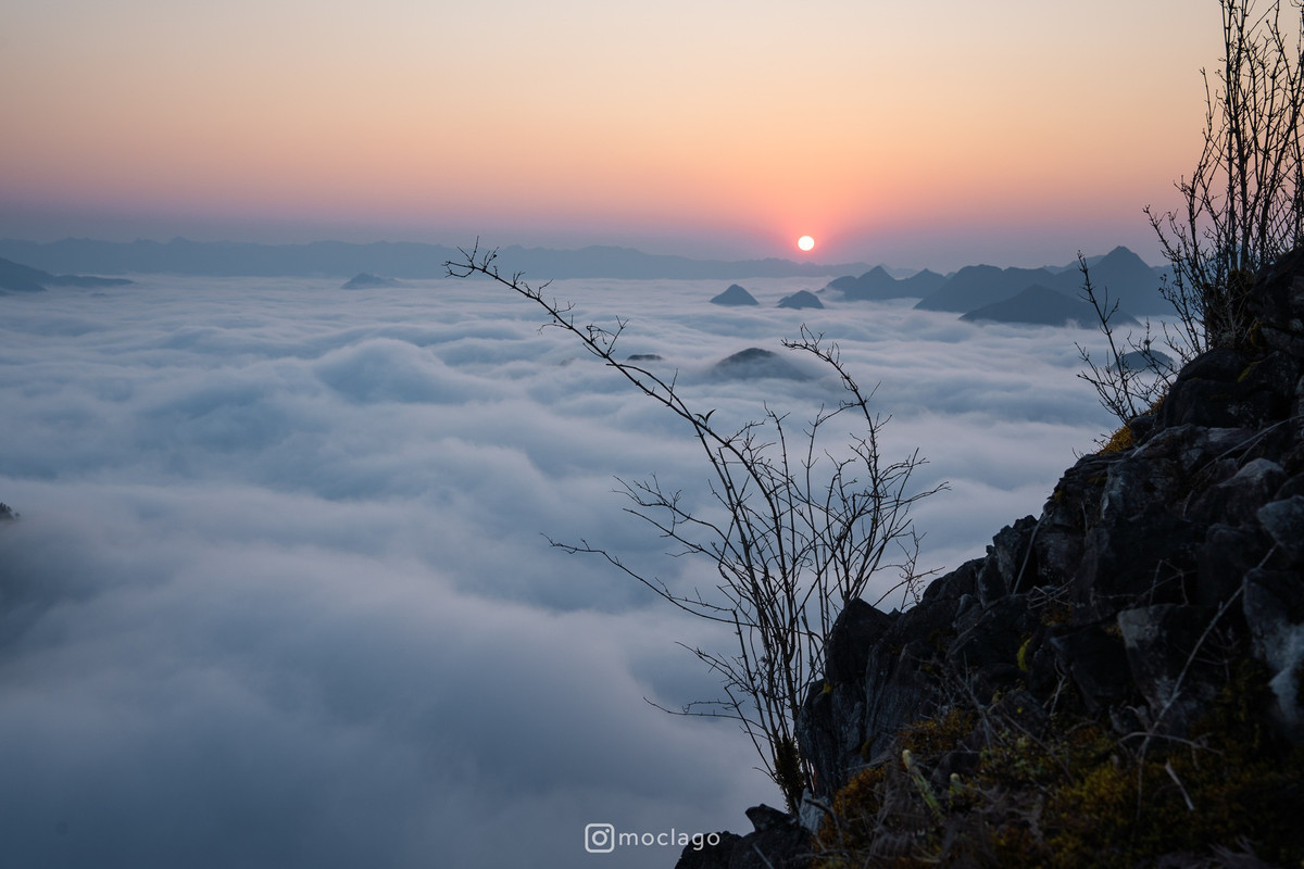 Điều níu chân du khách nhất ở Đồng Văn vào mùa này chính là biển mây. Từ Cổng trời Quản Bạ nhìn xuống thung lũng Tam Sơn, mây trắng như tấm chăn bông khổng lồ phủ kín chân núi, chỉ để lộ những đỉnh đá nhấp nhô như hòn đảo giữa đại dương. Dốc Bắc Sum ngoằn ngoèo trong màn sương sớm cũng trở thành điểm dừng chân quen thuộc của những người mê săn ảnh. Ảnh Bac Nguyen