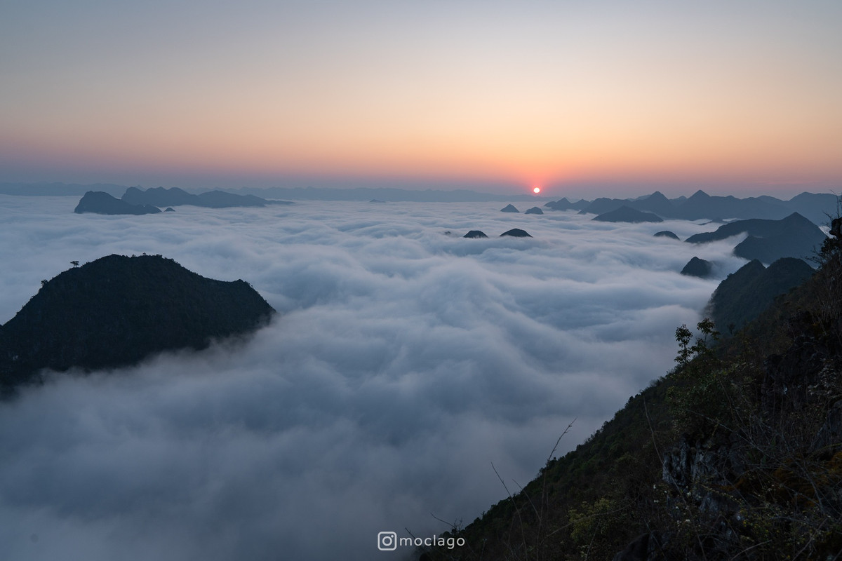 Thế nhưng, chính sự hiểm trở ấy lại làm nên giá trị cho chuyến đi. Càng tiến sâu vào vùng lõi của cao nguyên đá, cảnh sắc càng trở nên hoang sơ, gần như tách biệt với nhịp sống ồn ào thường nhật. Ảnh Bac Nguyen