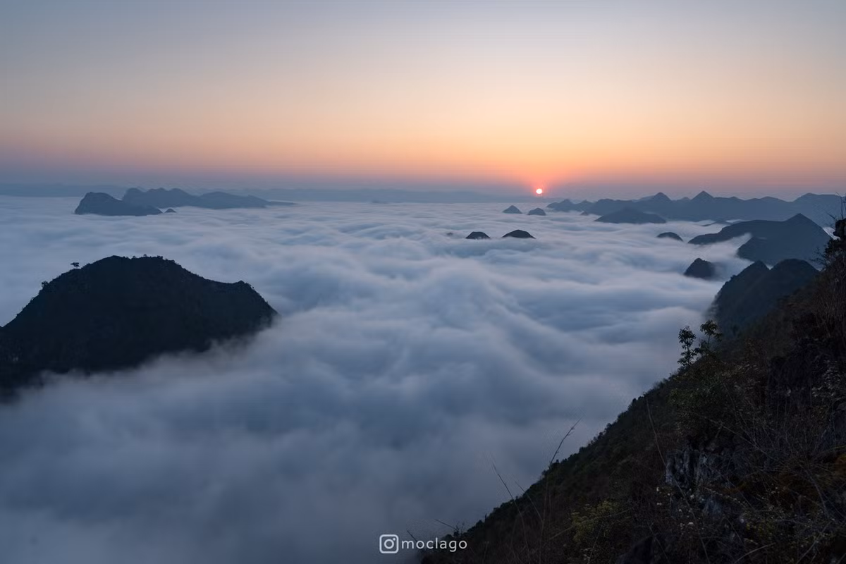 Thế nhưng, chính sự hiểm trở ấy lại làm nên giá trị cho chuyến đi. Càng tiến sâu vào vùng lõi của cao nguyên đá, cảnh sắc càng trở nên hoang sơ, gần như tách biệt với nhịp sống ồn ào thường nhật. Ảnh Bac Nguyen