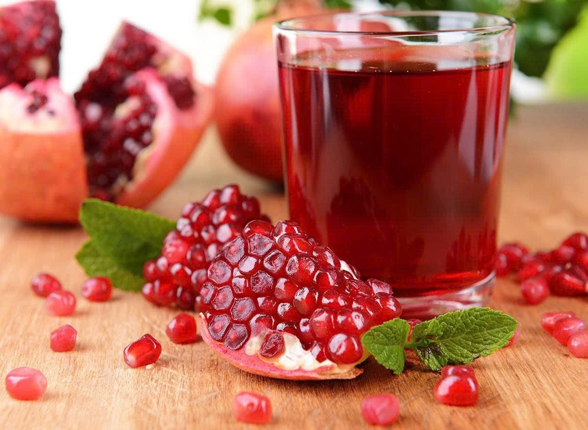 Lựu chứa polyphenol và flavonoid chống ôxy hóa mạnh, hỗ trợ lưu thông máu đến da đầu và bảo vệ tế bào melanocyte khỏi lão hóa. Hệ tuần hoàn khỏe mạnh giúp nang tóc nhận đủ dưỡng chất, từ đó giảm tốc độ bạc tóc. Ảnh minh họa