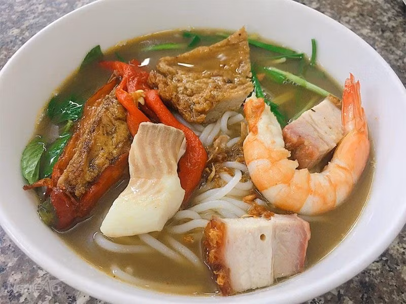 Bún mắm là tinh túy hội tụ của vùng sông nước miền Tây. Nước lèo được nấu từ mắm cá linh, mắm cá sặc hoặc mắm tôm, kết hợp cùng xương heo và nhiều loại hải sản tươi. Ảnh Internet