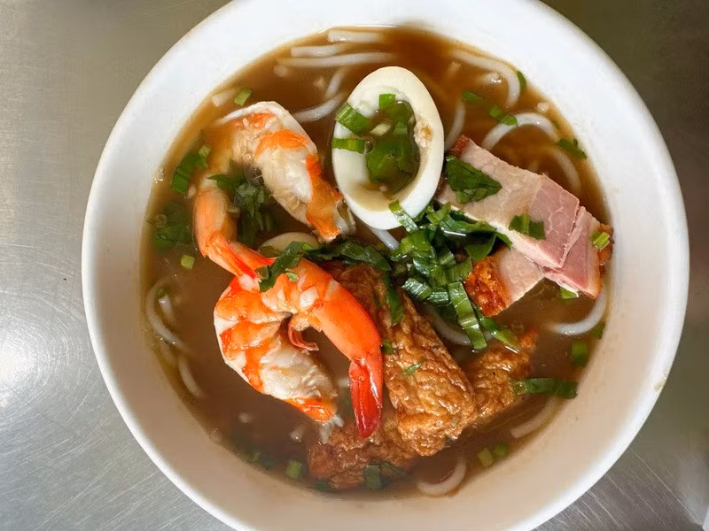 Mùi thơm nồng đặc trưng của mắm có thể khiến những người chưa quen e dè, nhưng khi thưởng thức, vị mặn mà, ngọt thanh cùng hương sả, tỏi, ớt lại khiến thực khách khó quên. Ảnh BHX