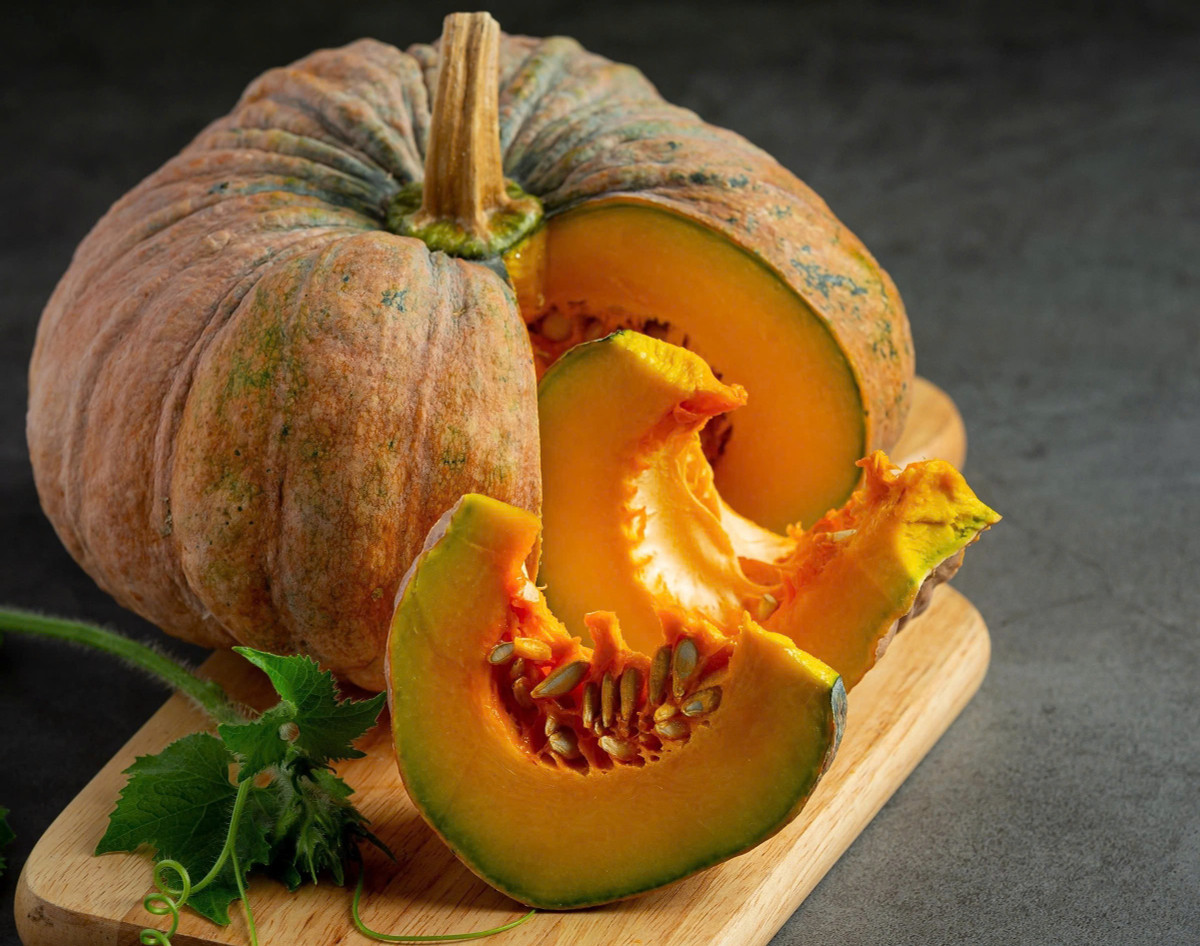 Bí đỏ là loại thực phẩm quen thuộc trong bữa ăn hằng ngày, giàu vitamin A, C, E, chất xơ và các chất chống oxy hóa. Ảnh minh họa